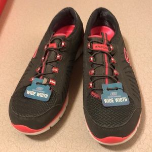 Women’s Skechers flex tennis shoe